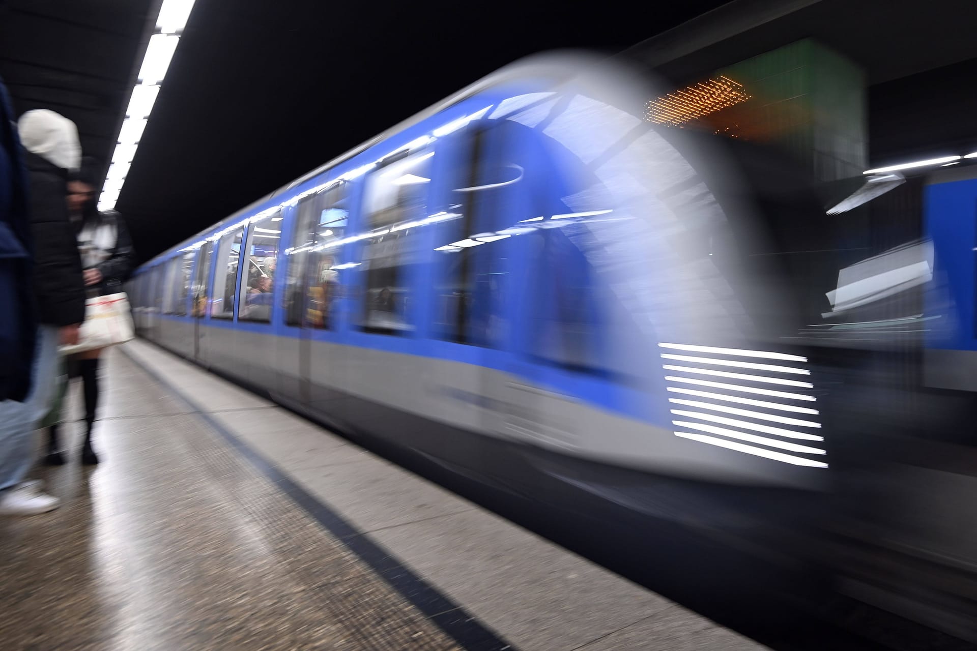 Eine U-Bahn fährt an der Station Innsbrucker Ring ein: Die Retter befürchteten zunächst das Schlimmste.