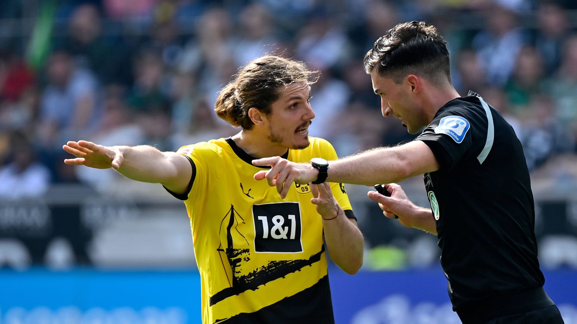 Marcel Sabitzer und Florian Badstübner (r.): Der Schiedsrichter war mehrfach in Gladbach gefordert.