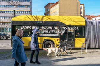 BVG-Bus in Berlin: Mit einem neuen Store wollen die Berliner Verkehrsbetriebe mehr Menschen für den Beruf gewinnen.