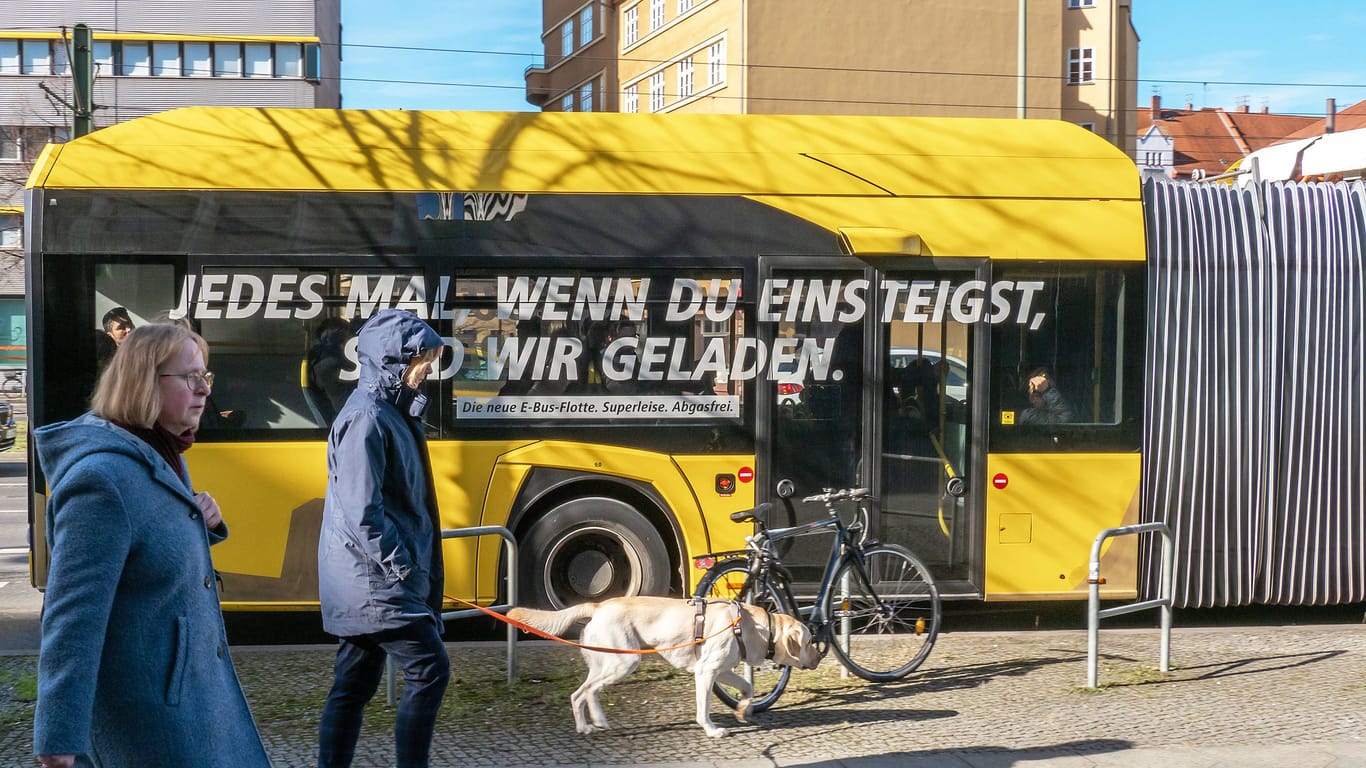 BVG-Bus in Berlin: Mit einem neuen Store wollen die Berliner Verkehrsbetriebe mehr Menschen für den Beruf gewinnen.