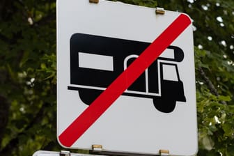 Campen ist in Österreich auf Parkplätzen verboten (Symbolbild): Der Camper von zwei Deutschen ist im Ötztal abgestürzt.