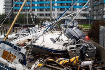Beschädigte Schiffe liegen im Hafen nach einer Sturmflut auf einem Anleger (Archivbild): Der Sturm im vergangenen Oktober verursachte viele Millionen Euro an Schäden.