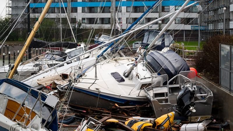 Beschädigte Schiffe liegen im Hafen nach einer Sturmflut auf einem Anleger (Archivbild): Der Sturm im vergangenen Oktober verursachte viele Millionen Euro an Schäden.