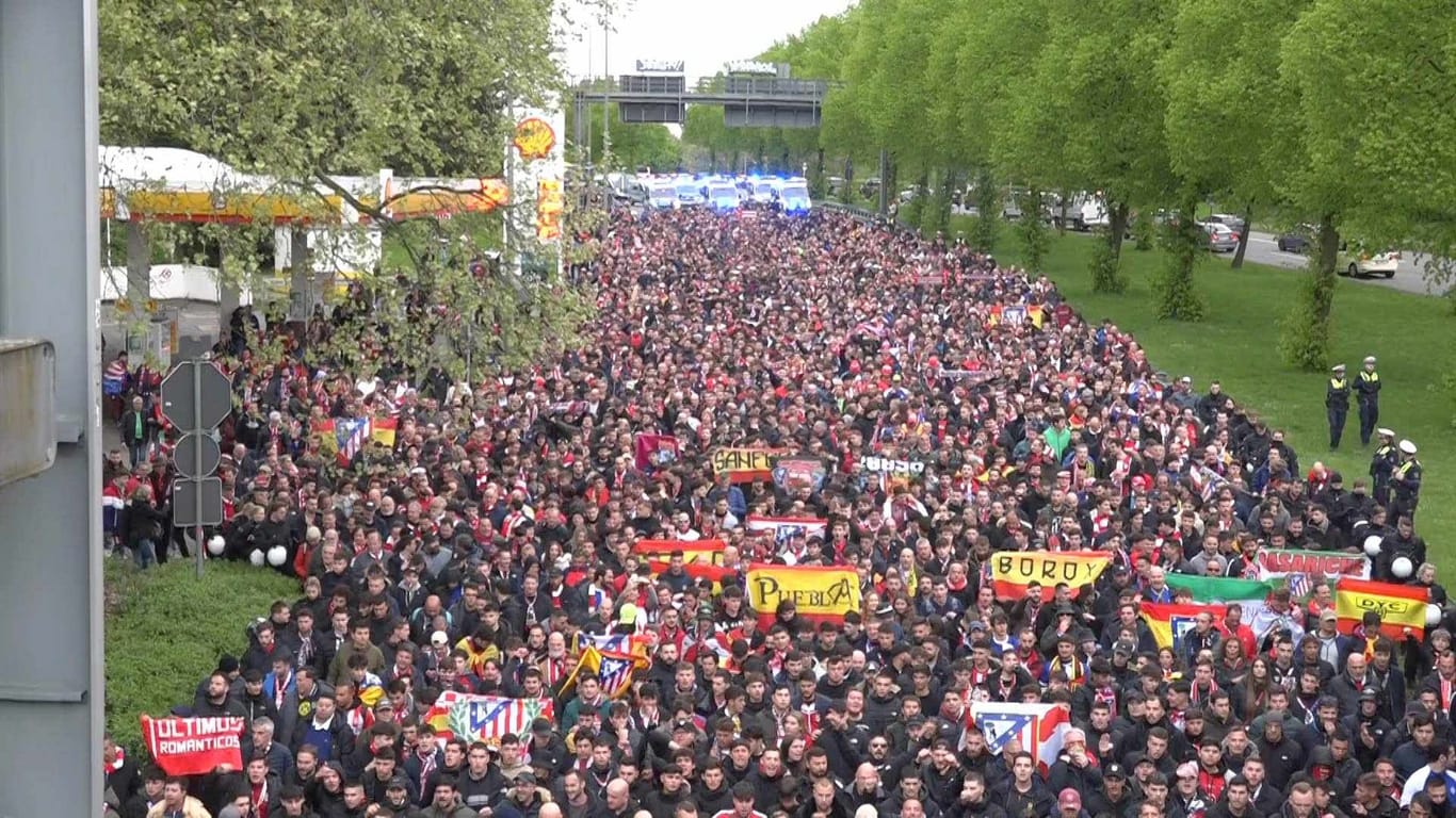 Atletico-Fans auf dem Weg ins Stadion: Auf der B54 / Ruhrallee kommt die Masse der 3.200 angereisten Fans deutlich zur Geltung.