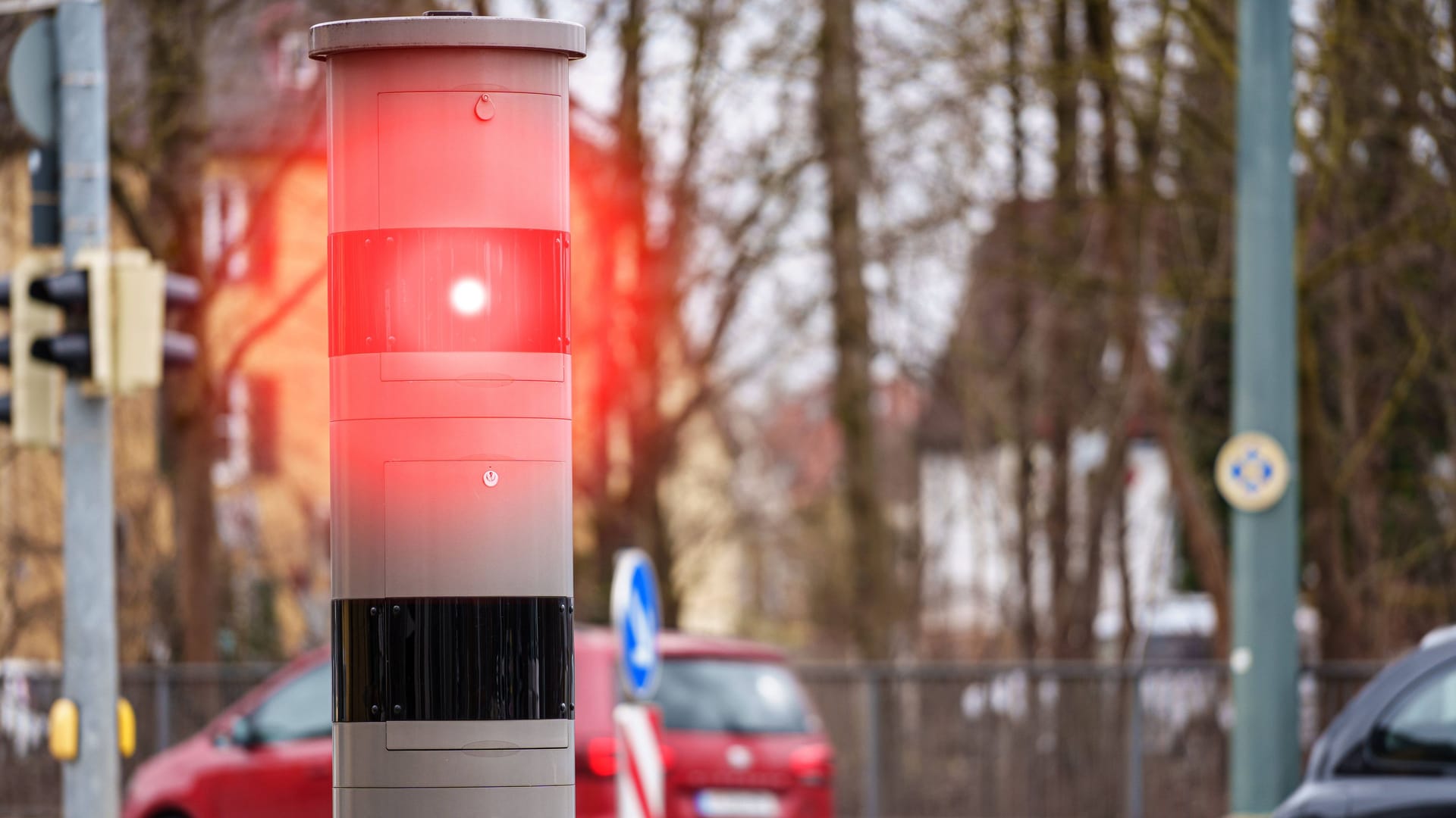 Eine Blitzersäule (Symbolbild): An deutschlandweiter Aktionswoche gegen Rasende nehmen elf Bundesländer teil. Berlin kritisiert das Verfahren.