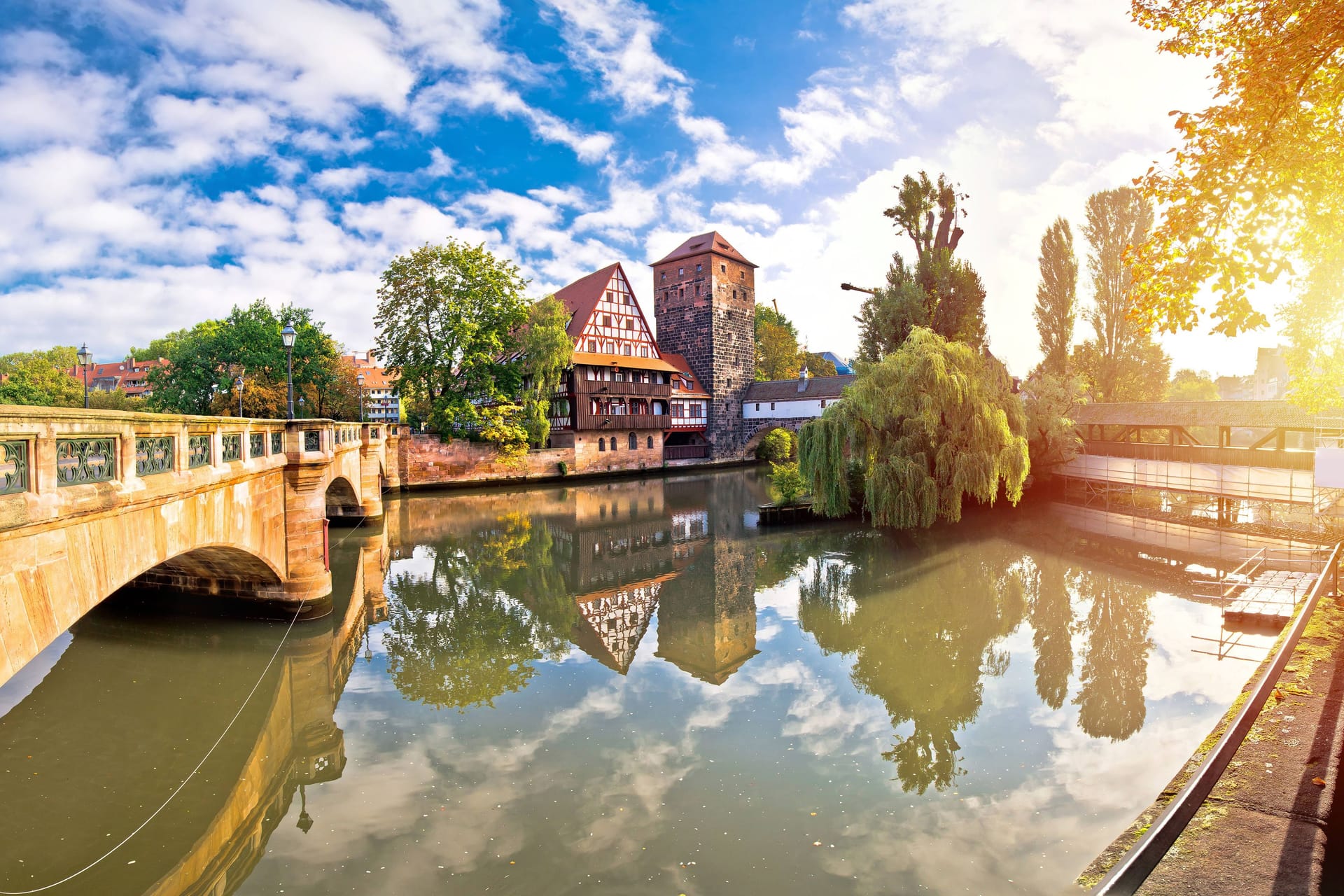 Sonnenschein über der Pegnitz (Archivbild): Das Wetter am Wochenende verspricht sommerlich zu werden.