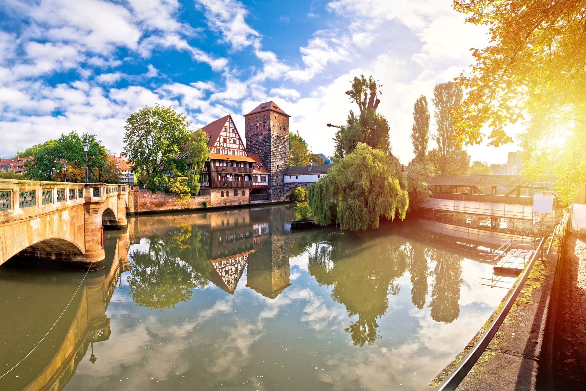 Sonnenschein über der Pegnitz (Archivbild): Das Wetter am Wochenende verspricht sommerlich zu werden.