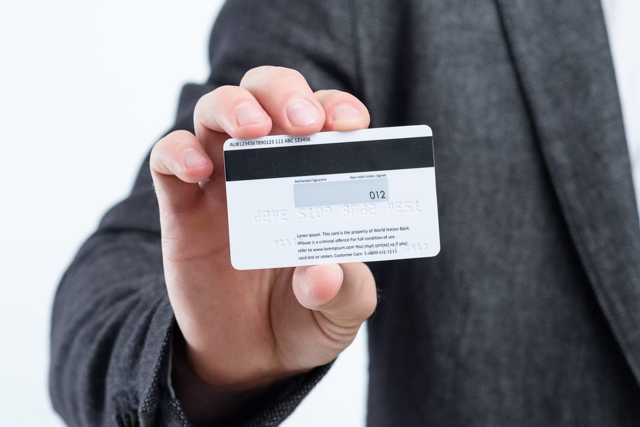 Kreditkarte mit CVV-Prüfnummer auf der Rückseite