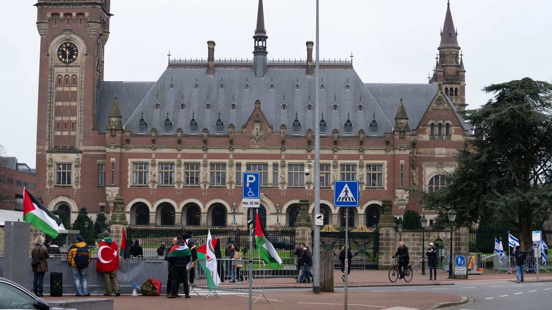 Pro-palästinensische (l) und pro-israelische Demonstranten (r) protestieren vor dem Obersten Gerichtshof der Vereinten Nationen (Archivbild).