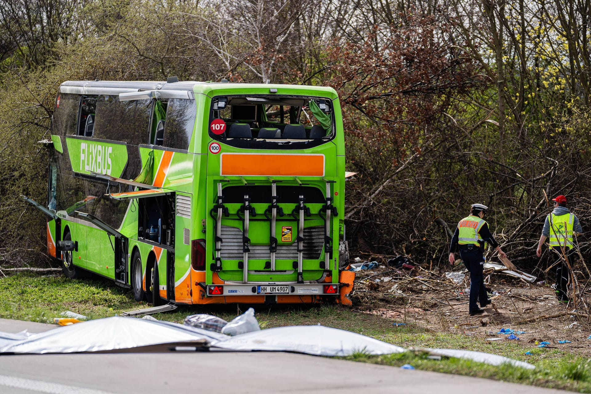 Aufräumarbeiten auf der A9: Die Ermittlungen zum Unfallhergang laufen.