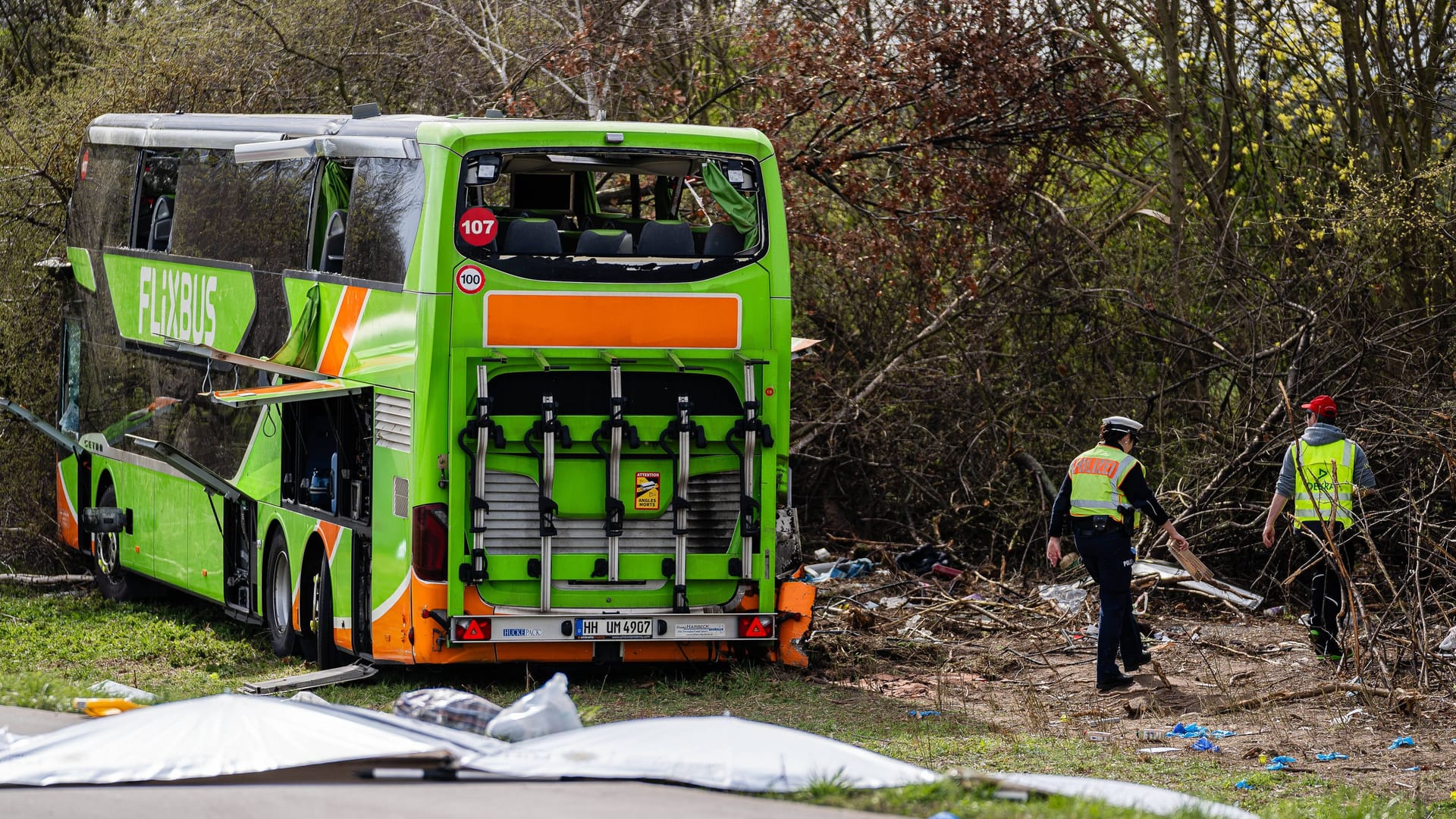 Aufräumarbeiten auf der A9: Die Ermittlungen zum Unfallhergang laufen.