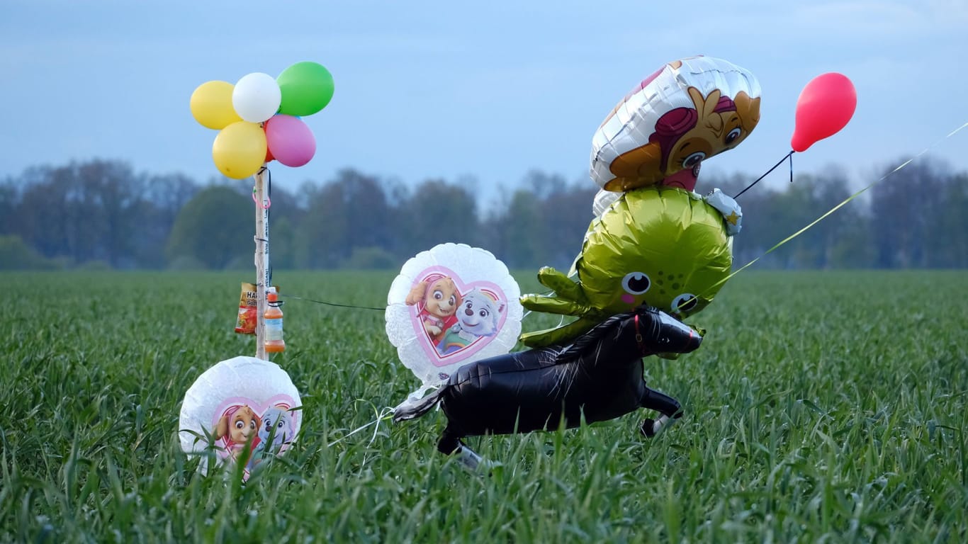 Ballons und Süßigkeiten stehen auf einem Feld bei Bremervörde. Mithilfe der Gegenstände erhoffen sich die Helfer, Arian aus seinem möglichen Versteck zu locken.