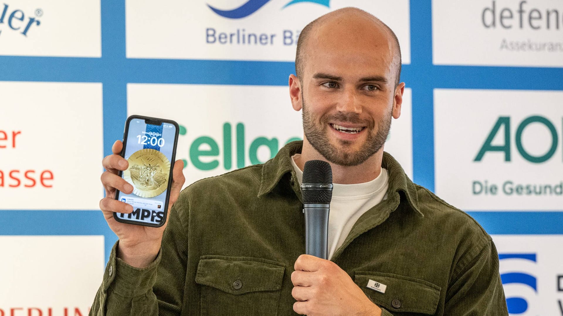 Julian Weber: Sein Handyhintergrund ist eine olympische Medaille.