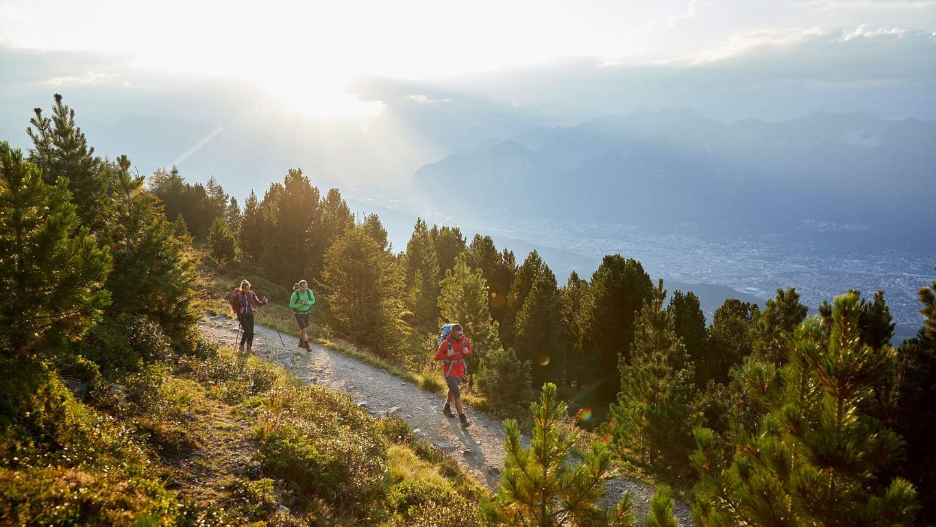Im Einklang mit der Natur. Wanderfans erleben die alpine Schönheit der Region Innsbruck hautnah.