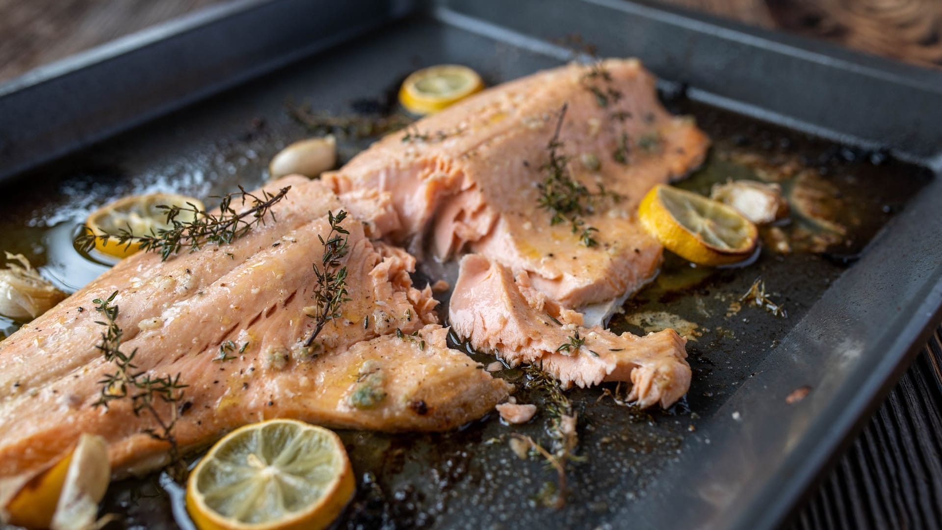 Kochtrick: Damit Fleisch gleichmäßig gar wird, sollten Sie auf ein Detail beim Backblech achten.