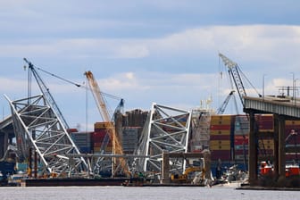 Baltimore: Das Wrack der Francis Scott Key Bridge liegt auf dem Containerschiff Dali.