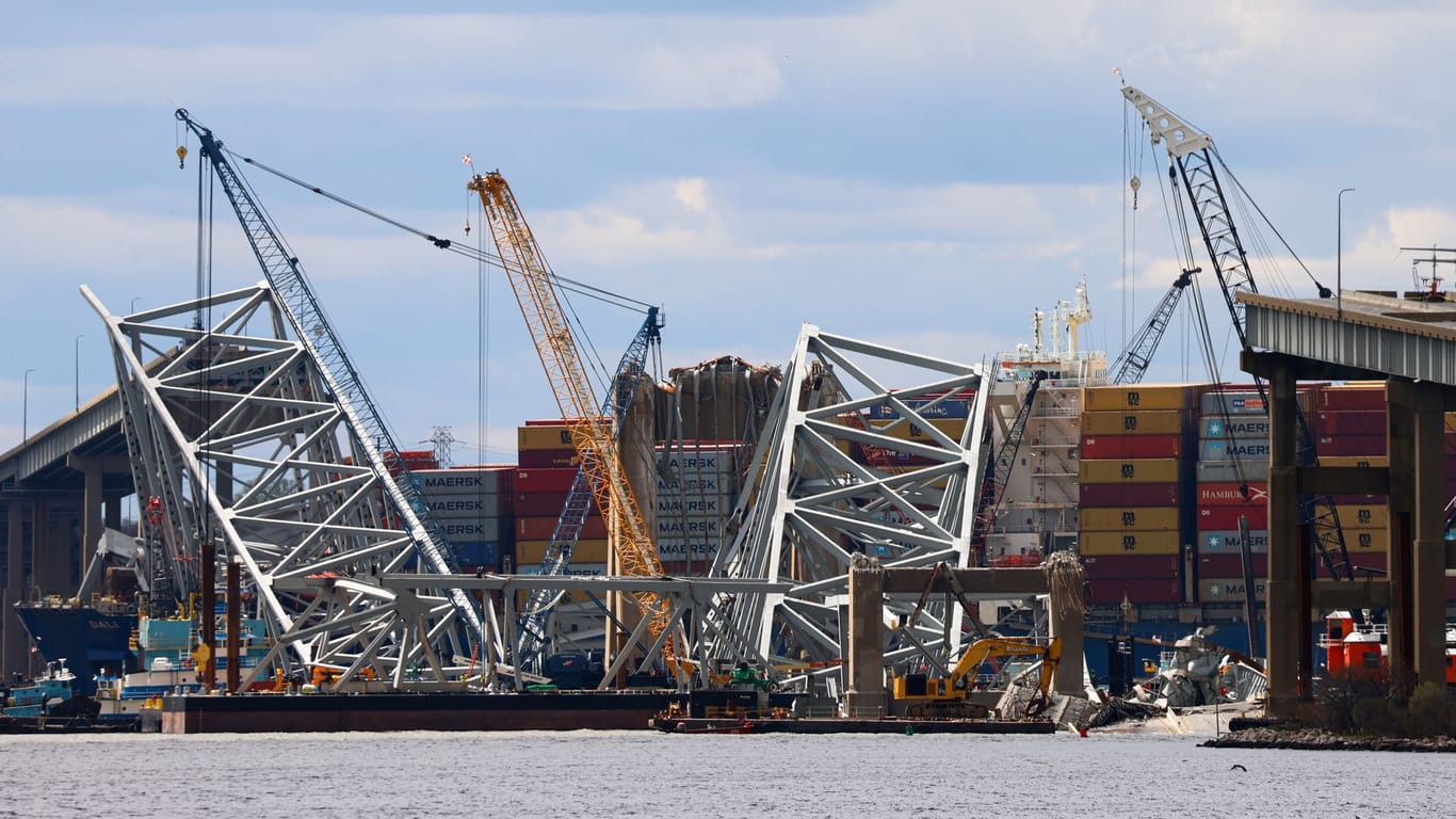 Baltimore: Das Wrack der Francis Scott Key Bridge liegt auf dem Containerschiff Dali.