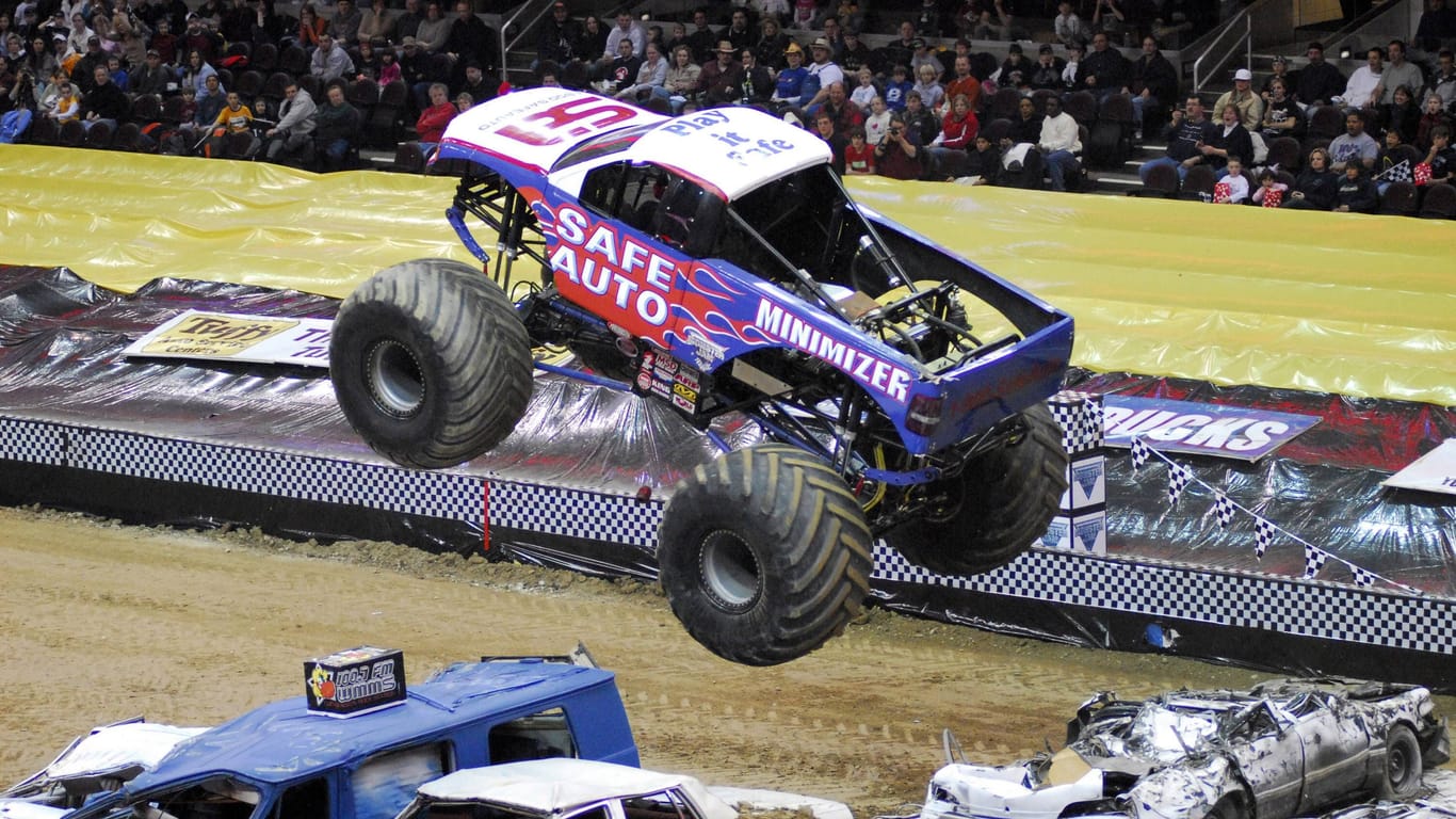 Ein Monstertruck in Action: Bei einer solchen Show erlitt ein Kind eine Vergiftung durch die Abgase (Symbolbild).