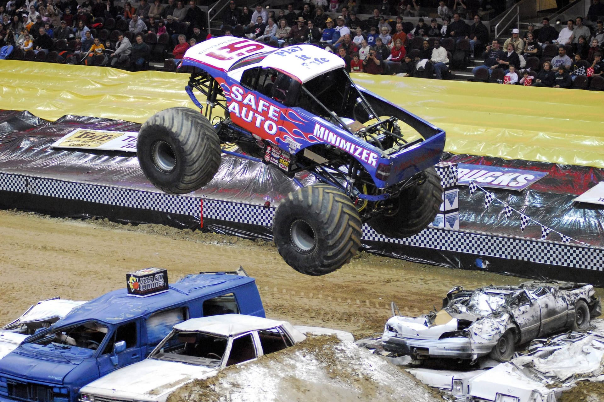 Ein Monstertruck in Action: Bei einer solchen Show erlitt ein Kind eine Vergiftung durch die Abgase (Symbolbild).