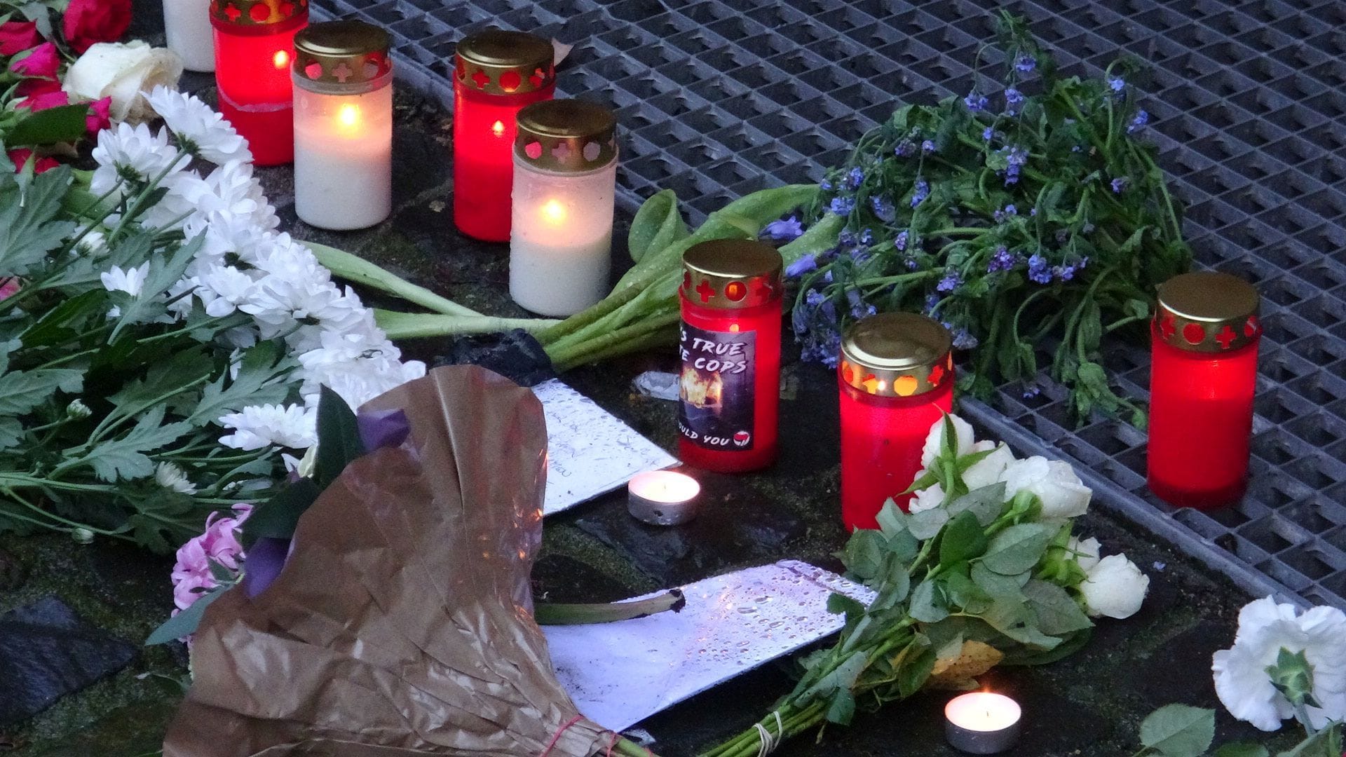 Kerzen und Blumen an der Reinoldikirche: Am Freitag gedachten Bürgerinnen und Bürger dem verstorbenen Wohnungslosen.