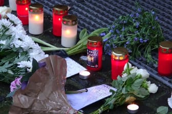 Kerzen und Blumen an der Reinoldikirche: Am Freitag gedachten Bürgerinnen und Bürger dem verstorbenen Wohnungslosen.