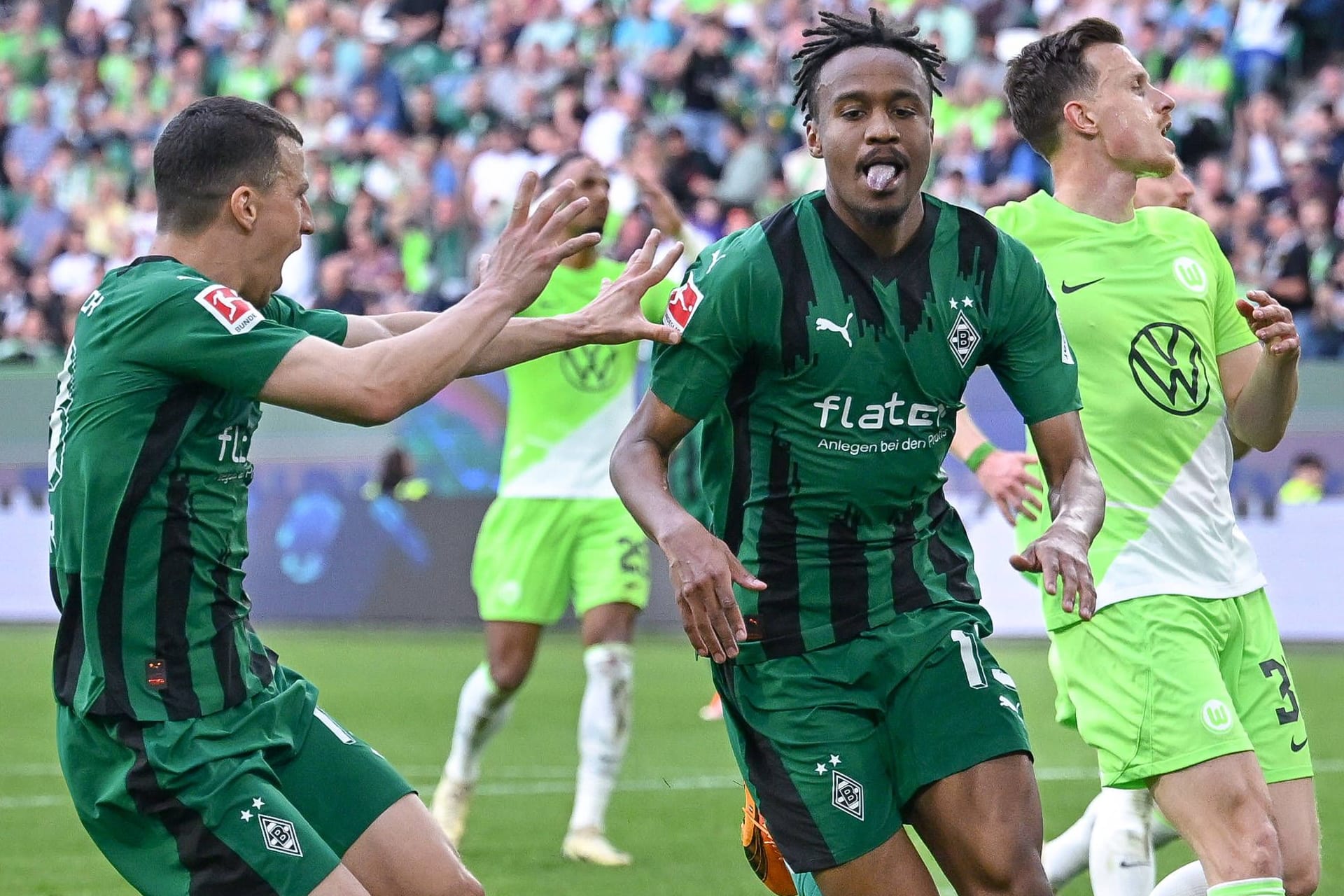 Nathan Ngoumou (vorne rechts) jubelt über sein Tor zum 2:1: Gegen Wolfsburg feierte Gladbach einen wichtigen Sieg.