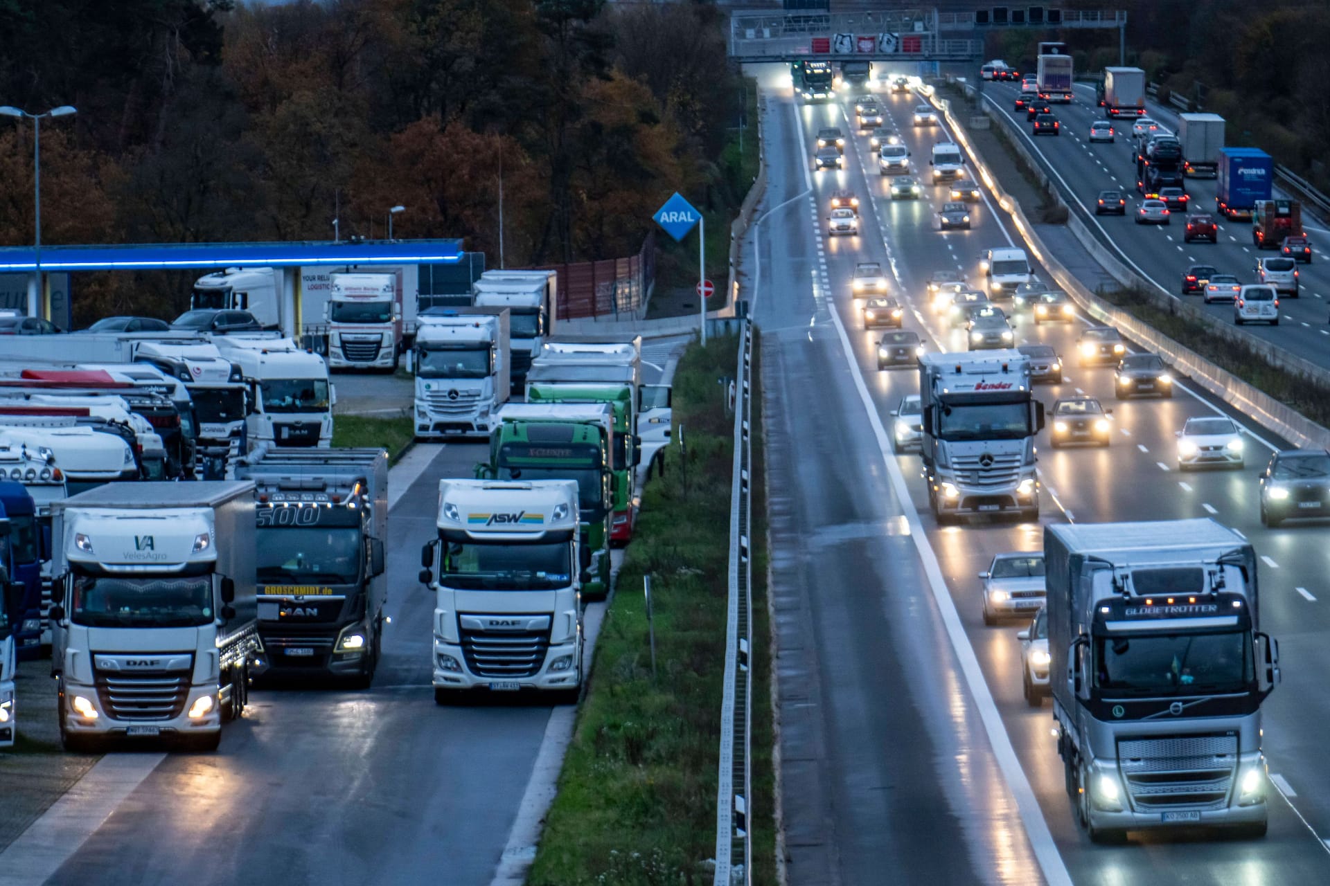 LKWs auf der Autobahn (Archivbild): Wenn vier aufeinanderfahren, ist das für Fahrer und andere Autobahn-Nutzer gefährlich.