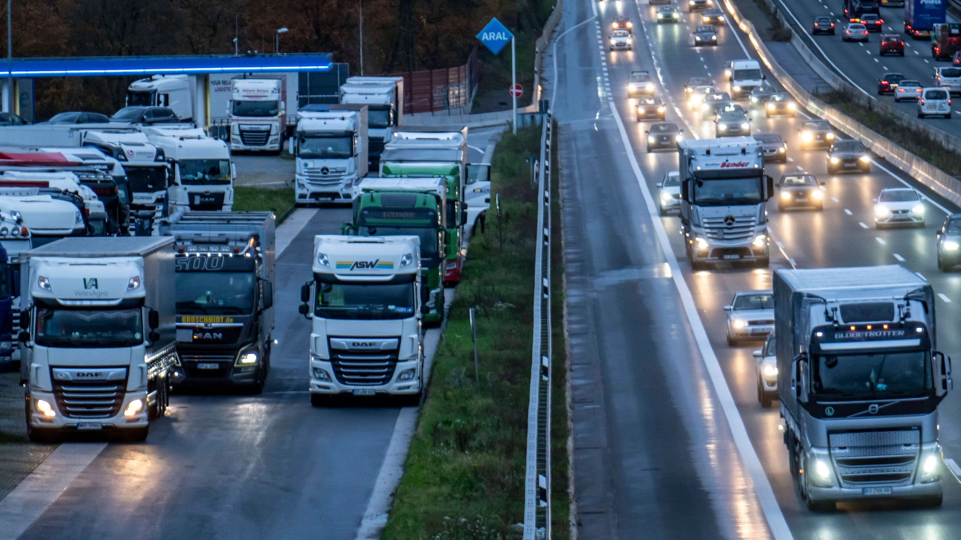 LKWs auf der Autobahn (Archivbild): Wenn vier aufeinanderfahren, ist das für Fahrer und andere Autobahn-Nutzer gefährlich.