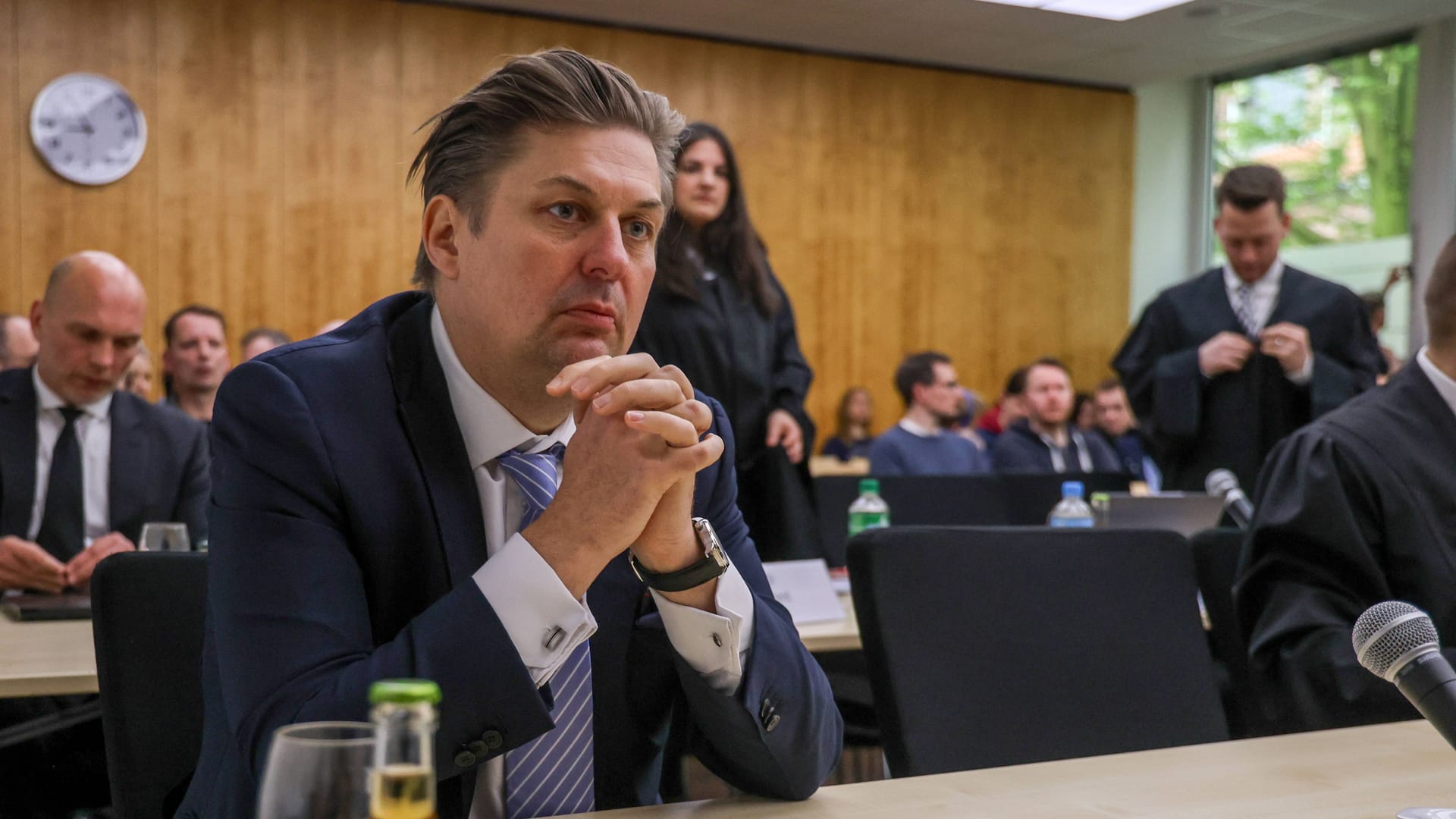 Maximilian Krah während einer Gerichtsverhandlung im Zuge der Klage der AfD gegen den Verfassungsschutz aufgrund dessen Einstufung der AfD als Rechtsextremverdachtsfall. (Archivbild)