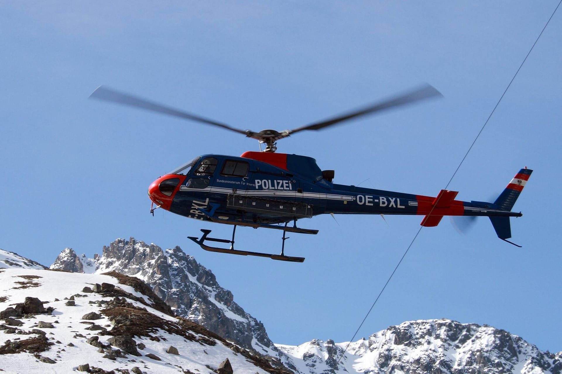 Ein Polizeihubschrauber entdeckte den Mann aus Stuttgart in den Tiroler Bergen (Symbolbild).