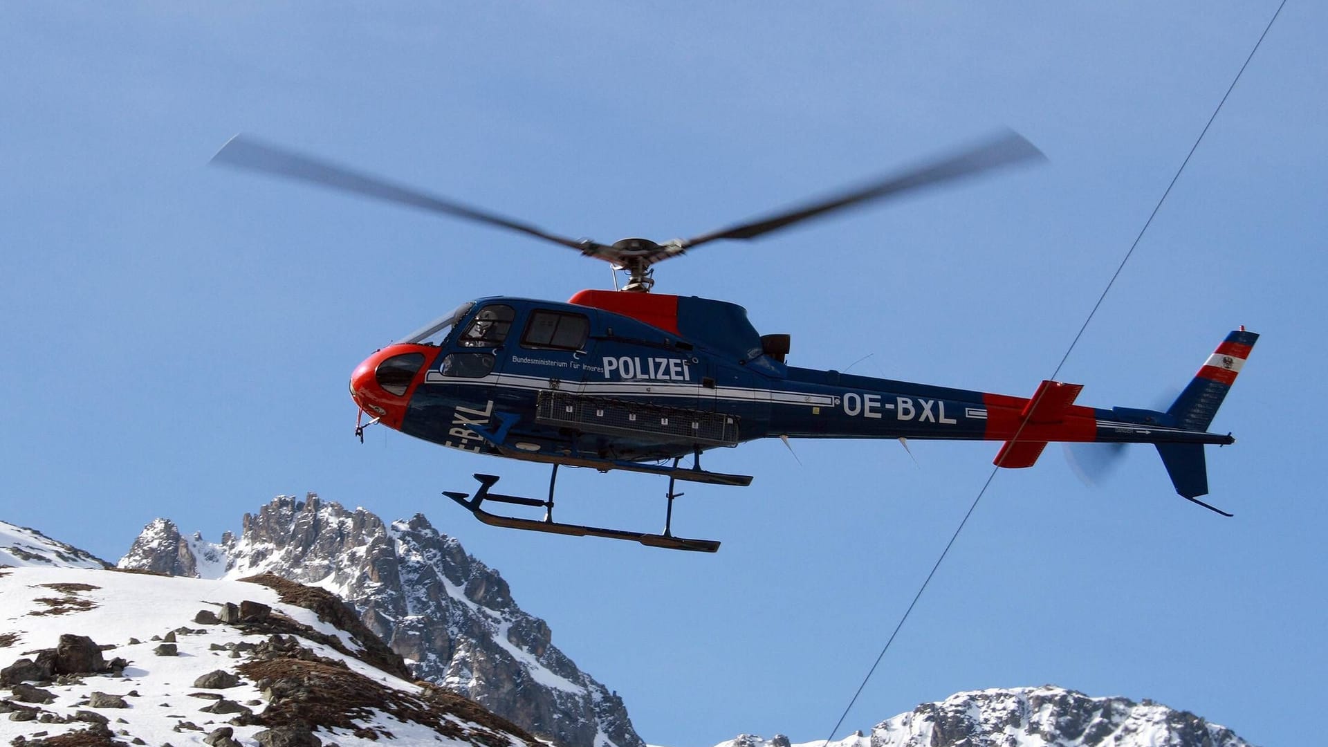 Ein Polizeihubschrauber entdeckte den Mann aus Stuttgart in den Tiroler Bergen (Symbolbild).