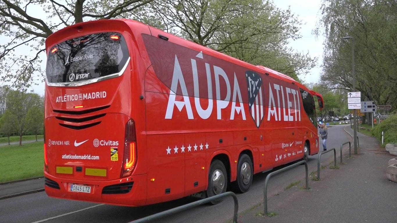 Der Mannschaftsbus von Atlético Madrid musste warten, bis die Fans aus Spanien die Straßen wieder frei machten.