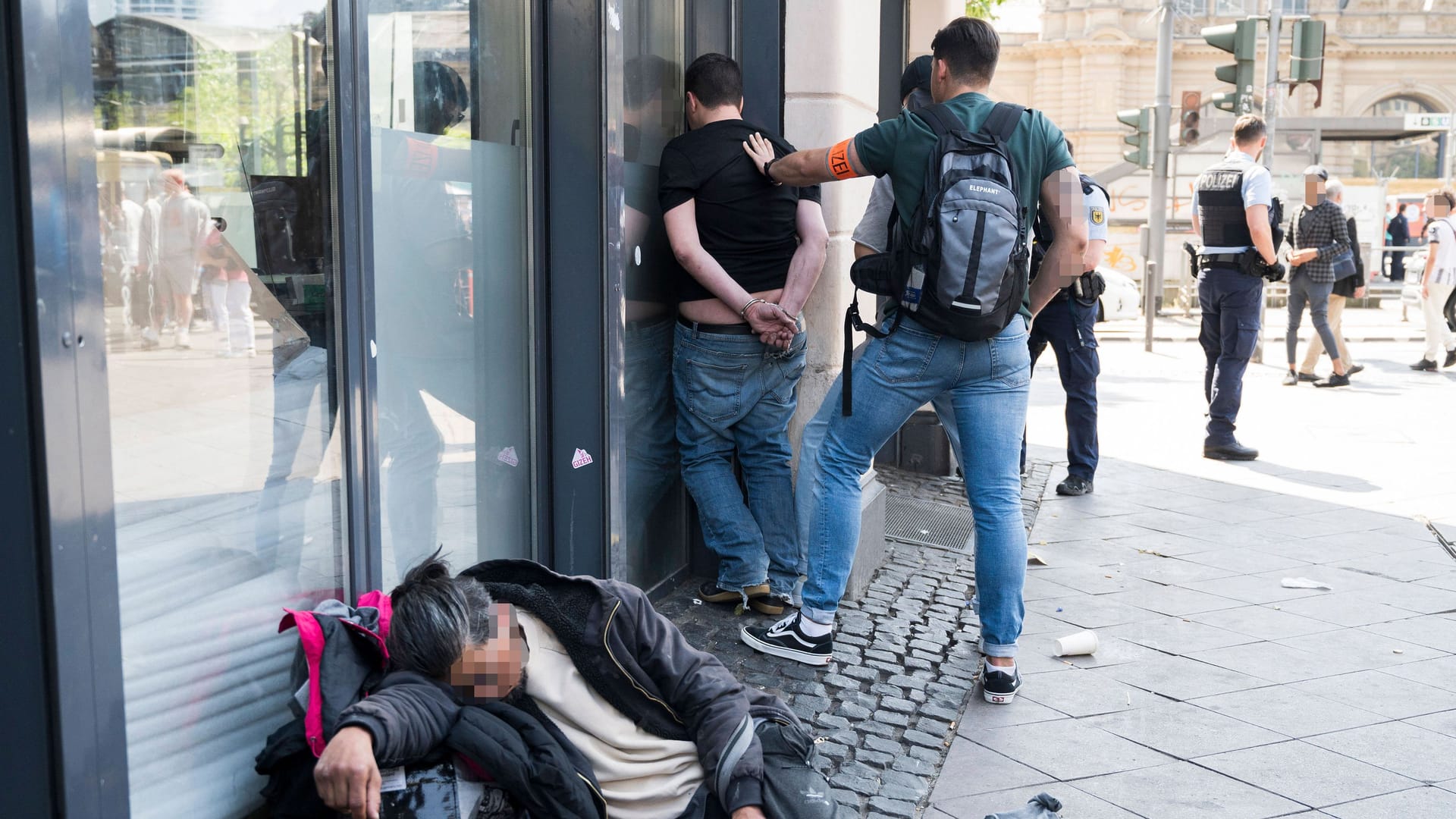 Schlägerei und Polizeieinsatz am Hauptbahnhof Frankfurt am Main (Archivbild): Rund um diesen Bahnhof sollten Fußballfans zur EM aufmerksam sein.