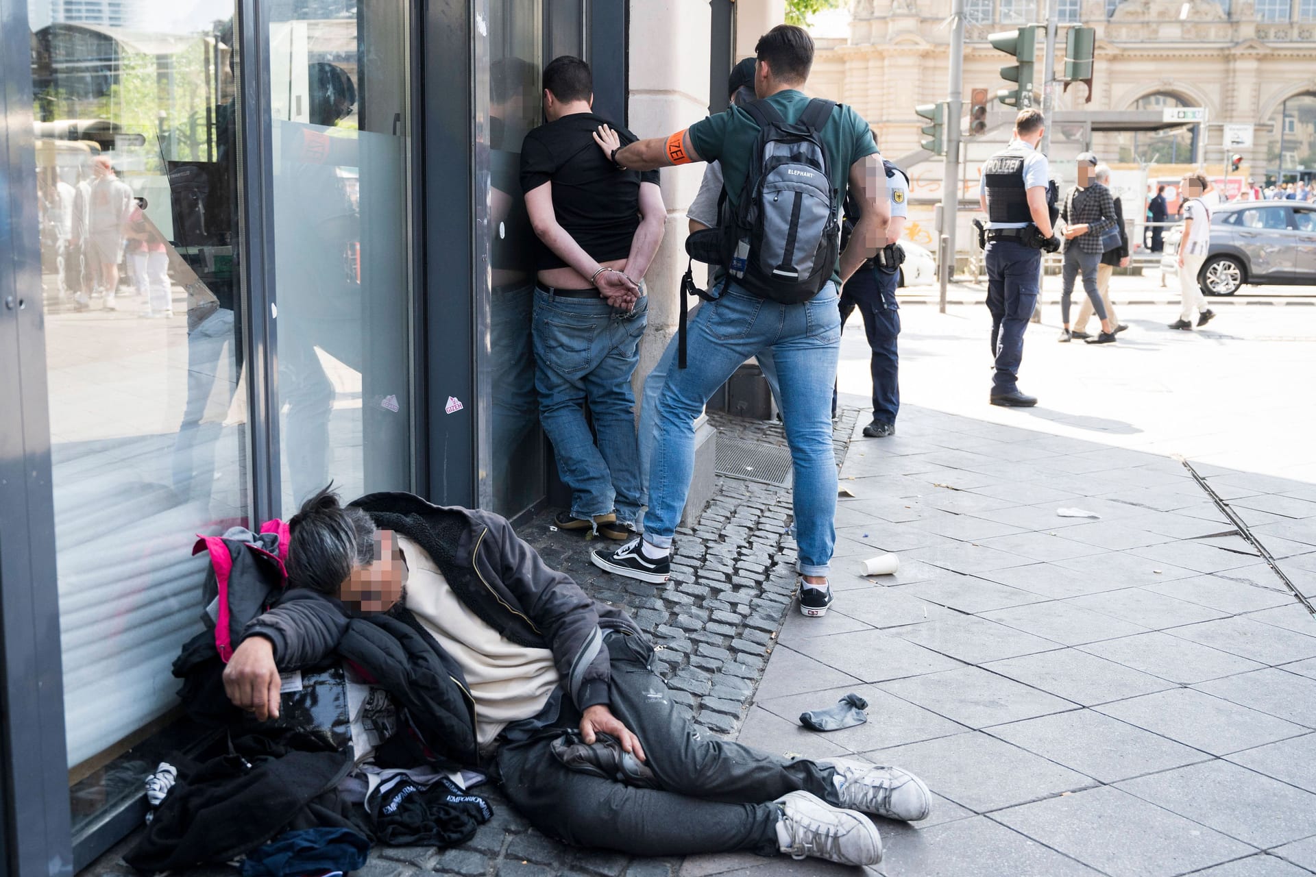 Schlägerei und Polizeieinsatz am Hauptbahnhof Frankfurt am Main (Archivbild): Rund um diesen Bahnhof sollten Fußballfans zur EM aufmerksam sein.