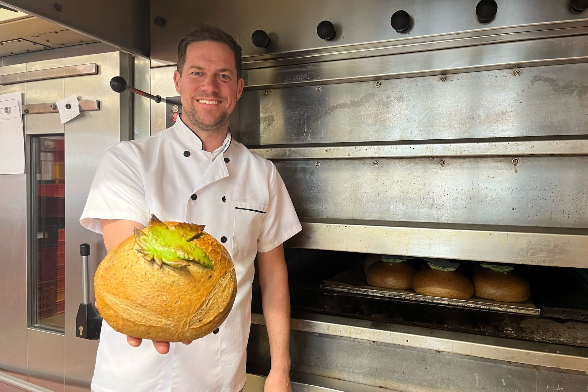 Tim Kortüm präsentiert die "Kifferkruste": Das besondere Brot befindet sich seit dem 1. April im Sortiment.