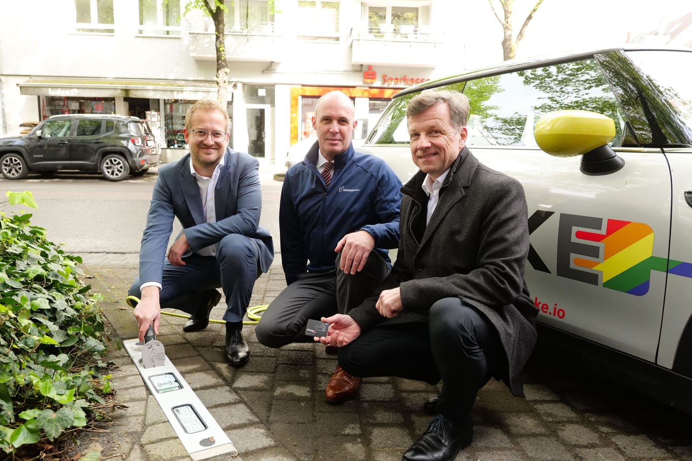 Sie zeigen die neue Ladetechnik (v.l.): Stephan Segbers (Rheinenergie AG/TankE GmbH), Christoph Müller (Rheinmetall) und Ascan Egerer (Beigeordneter).
