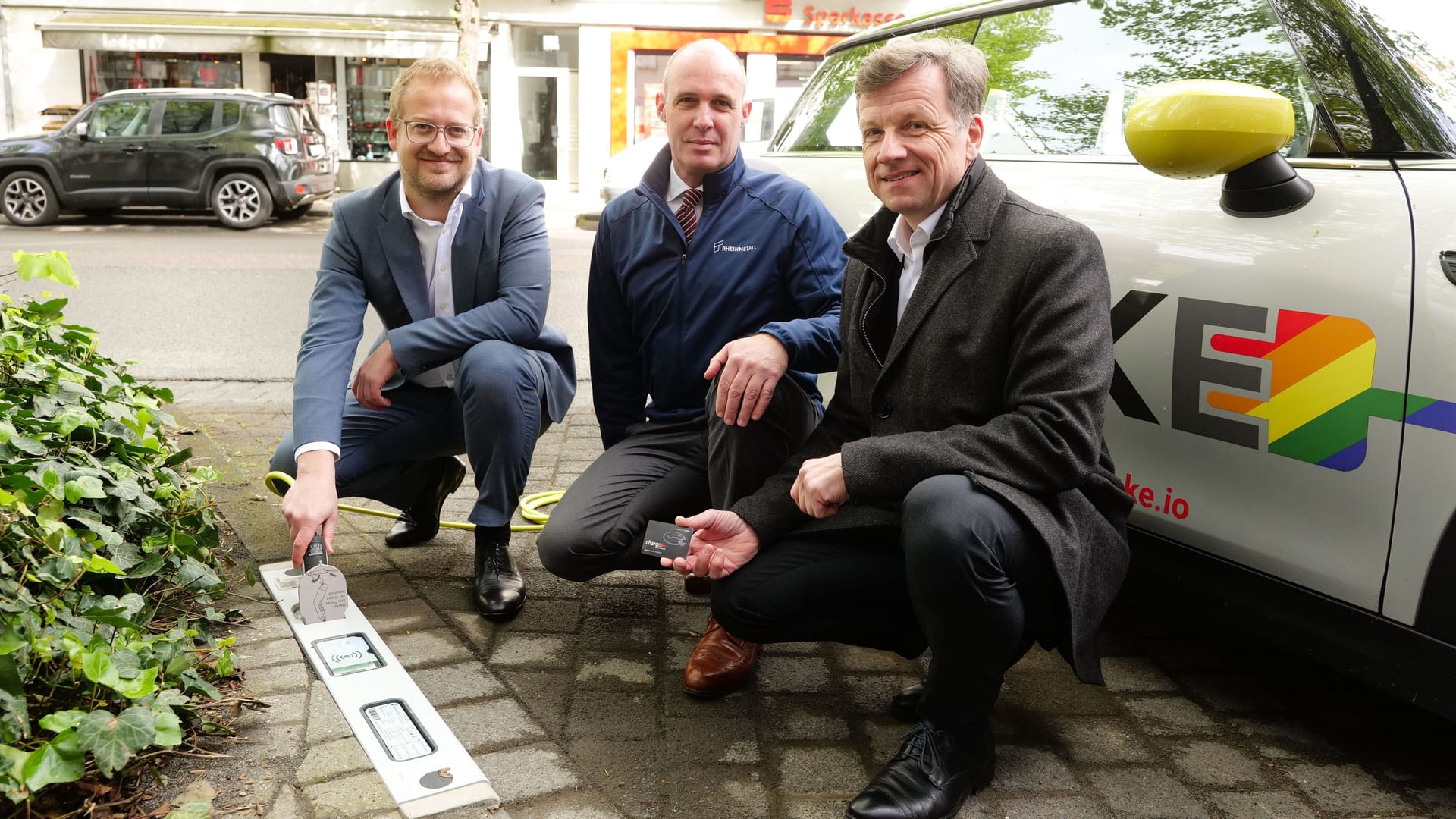 Sie zeigen die neue Ladetechnik (v.l.): Stephan Segbers (Rheinenergie AG/TankE GmbH), Christoph Müller (Rheinmetall) und Ascan Egerer (Beigeordneter). Sie zeigen die neue Ladetechnik (v.l.): Stephan Segbers (Rheinenergie AG/TankE GmbH), Christoph Müller (Rheinmetall) und Ascan Egerer (Beigeordneter).