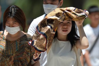 Frauen in Bangkok schützen sich vor der Sonne (Archivbild): In Südostasien klettern die Temperaturen bis auf 44 Grad.