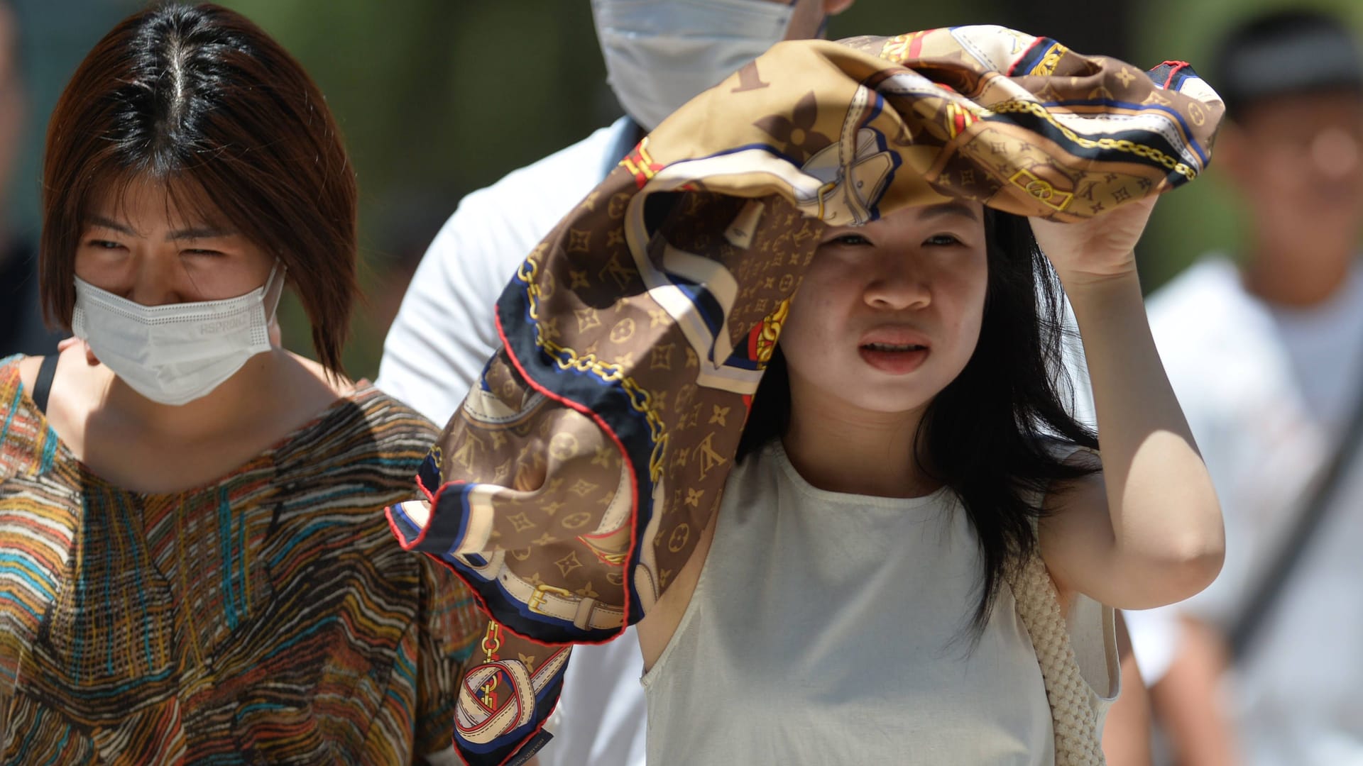 Frauen in Bangkok schützen sich vor der Sonne (Archivbild): In Südostasien klettern die Temperaturen bis auf 44 Grad.