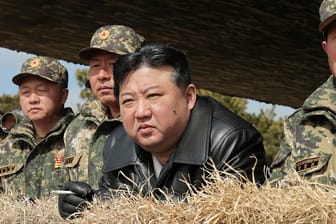 Der nordkoreanische Diktator Kim Jong Un (M.) inmitten seiner Generäle bei einer Militärübung im März 2024.