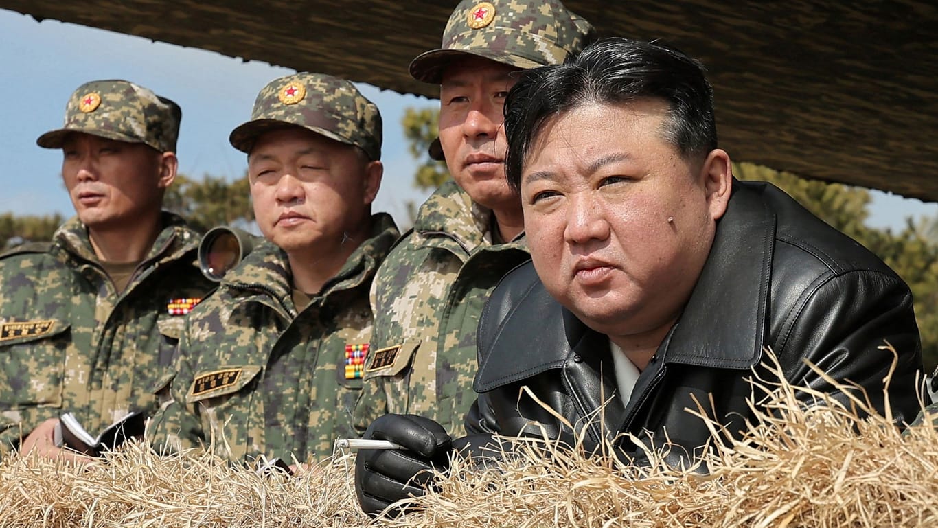 Der nordkoreanische Diktator Kim Jong Un (M.) inmitten seiner Generäle bei einer Militärübung im März 2024.
