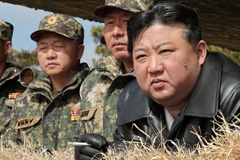 Der nordkoreanische Diktator Kim Jong Un (M.) inmitten seiner Generäle bei einer Militärübung im März 2024.