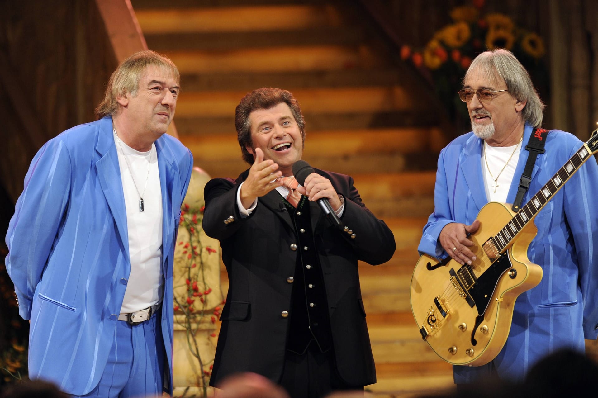 Moderator Andy Borg (centre) with the Amigos stars Bernd Ulrich (l.) and Karl Heinz Ulrich (r.) in 2008 in the "Musikantenstadl".