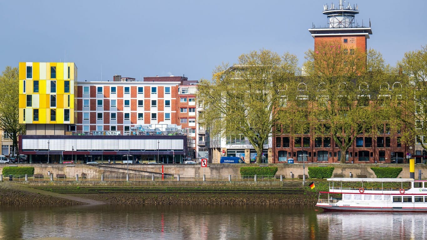 Die Bremer Jugendherberge am Ufer der Weser. Nach mehr als vier Jahren können Urlauberinnen und Urlauber wieder in der Jugendherberge nächtigen.