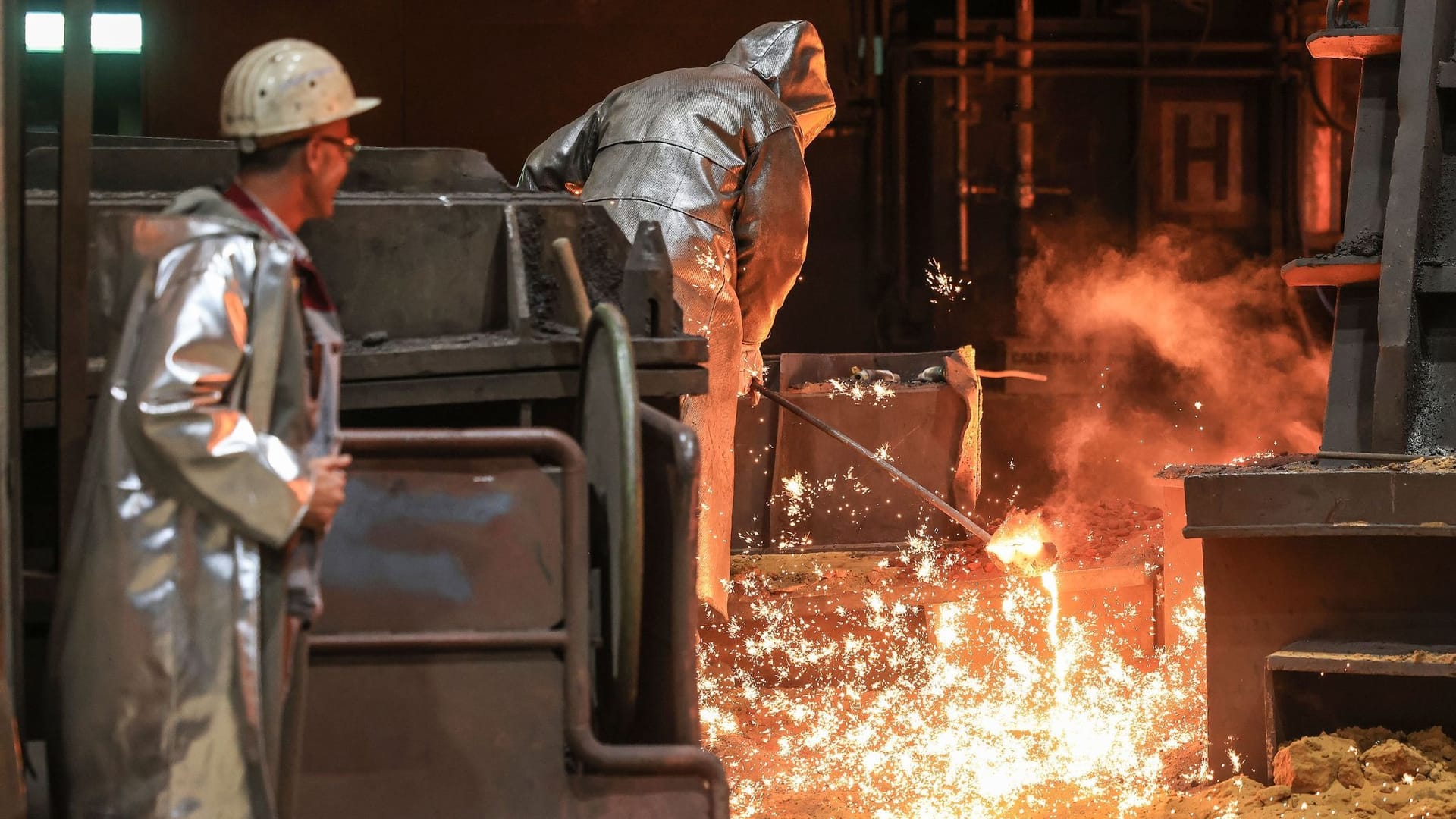 Stahlarbeiter an einem Hochofen von ThyssenKrupp