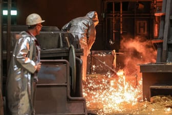 Stahlarbeiter an einem Hochofen von ThyssenKrupp