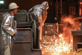 Stahlarbeiter an einem Hochofen von ThyssenKrupp