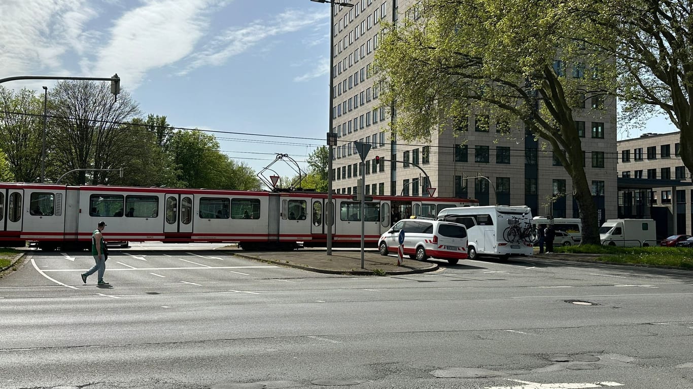 Fahrbahn blockiert: Eine Stadtbahn der Linie 47 versperrt nach einem Unfall eine B1-Kreuzung.