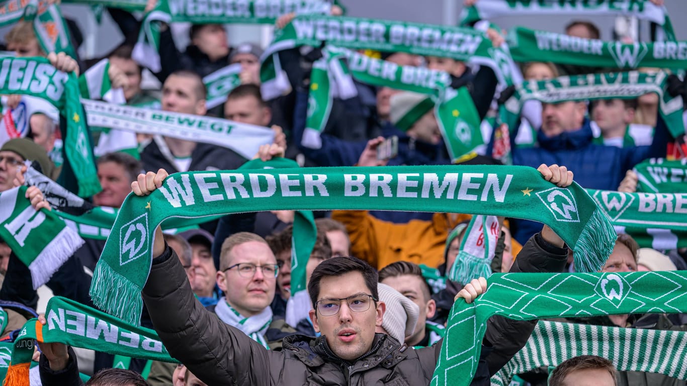 Ein Fan mit einem Werder-Schal (Symbolbild): Der Schal ist auf dem Weg zum Stadion verloren gegangen.