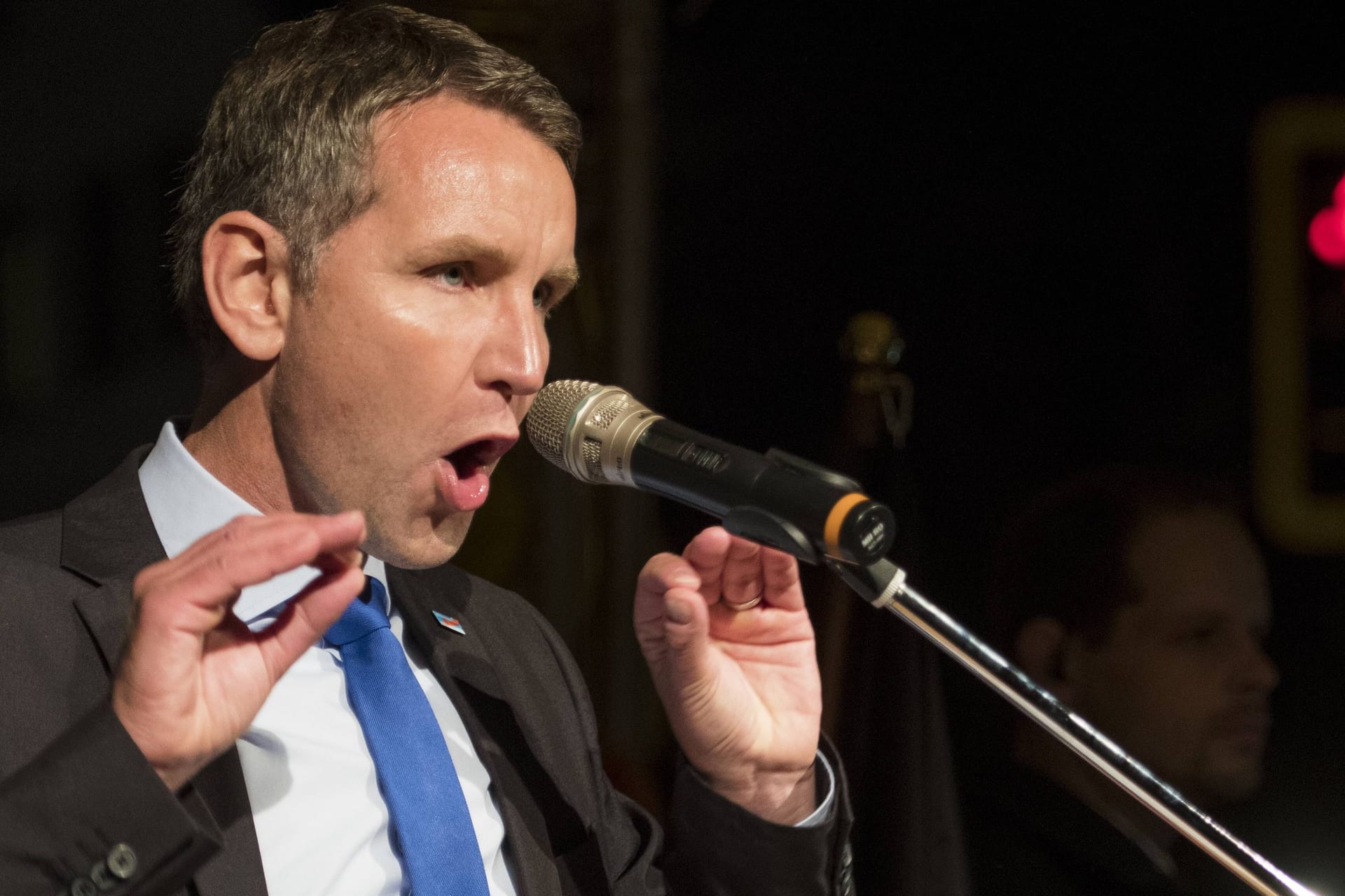 Björn Höcke bei einer Demonstration (Archivbild): Während einer Rede soll Höcke fast wörtlich aus dem Kremlpapier zitiert haben.